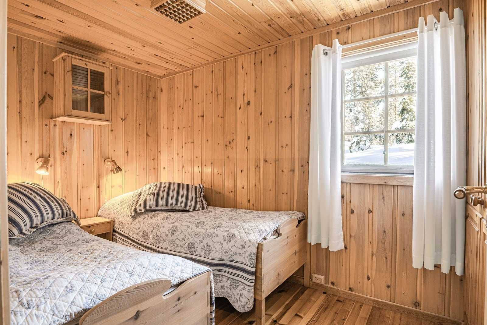 Hytta har til sammen 8 sengeplasser fordelt på 3 soverom. Her fra hovedsoverommet som er innredet med to enkeltsenger og et integrert garderobeskap. Galleribilde