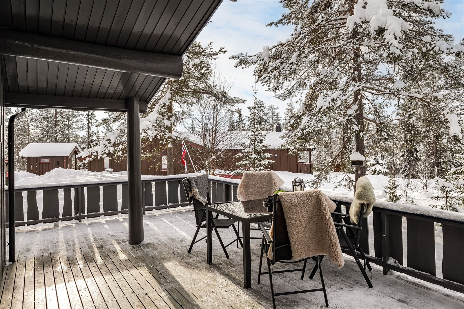 På terrassen kan man nyte solen eller man kan trekke tilbake under overbygget ved regnværsdager. Galleribilde