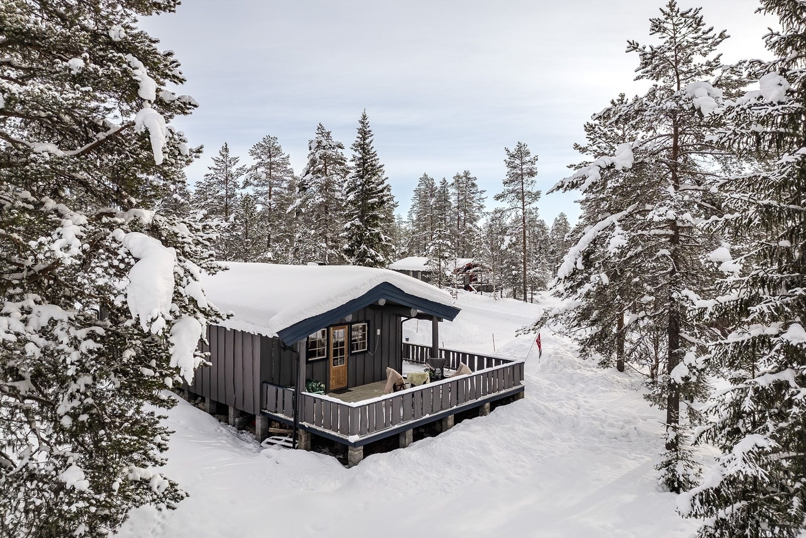 Hytta ligger i naturskjønne omgivelser ca. 640 moh med umiddelbar tilgang til naturen og fine turmuligheter både sommer som vinter. Galleribilde