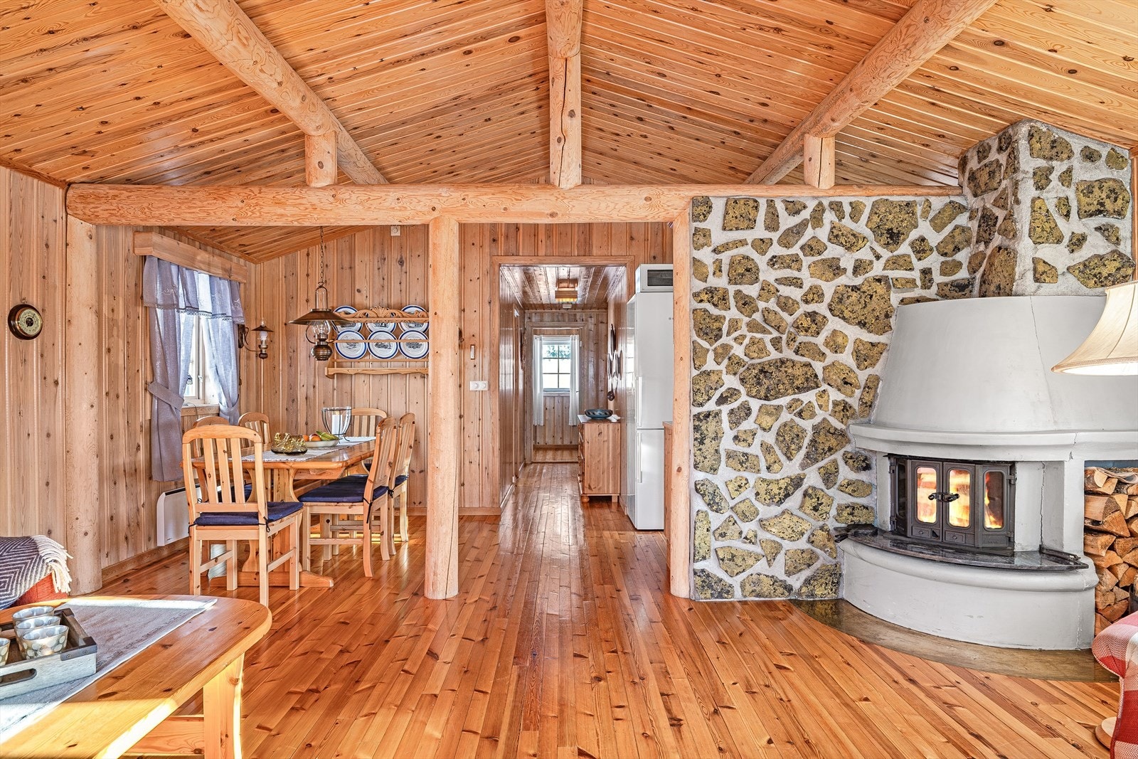Hytta varmes i hovedsak opp med vedfyring, supplert med panelovner og elektrisk gulvvarme på badet. Galleribilde