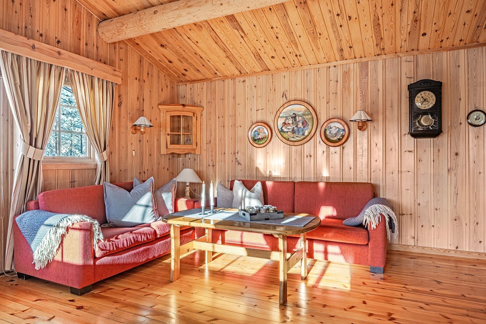 Hytta har et stort og sosialt oppholdsrom med plass til hele familien. Galleribilde