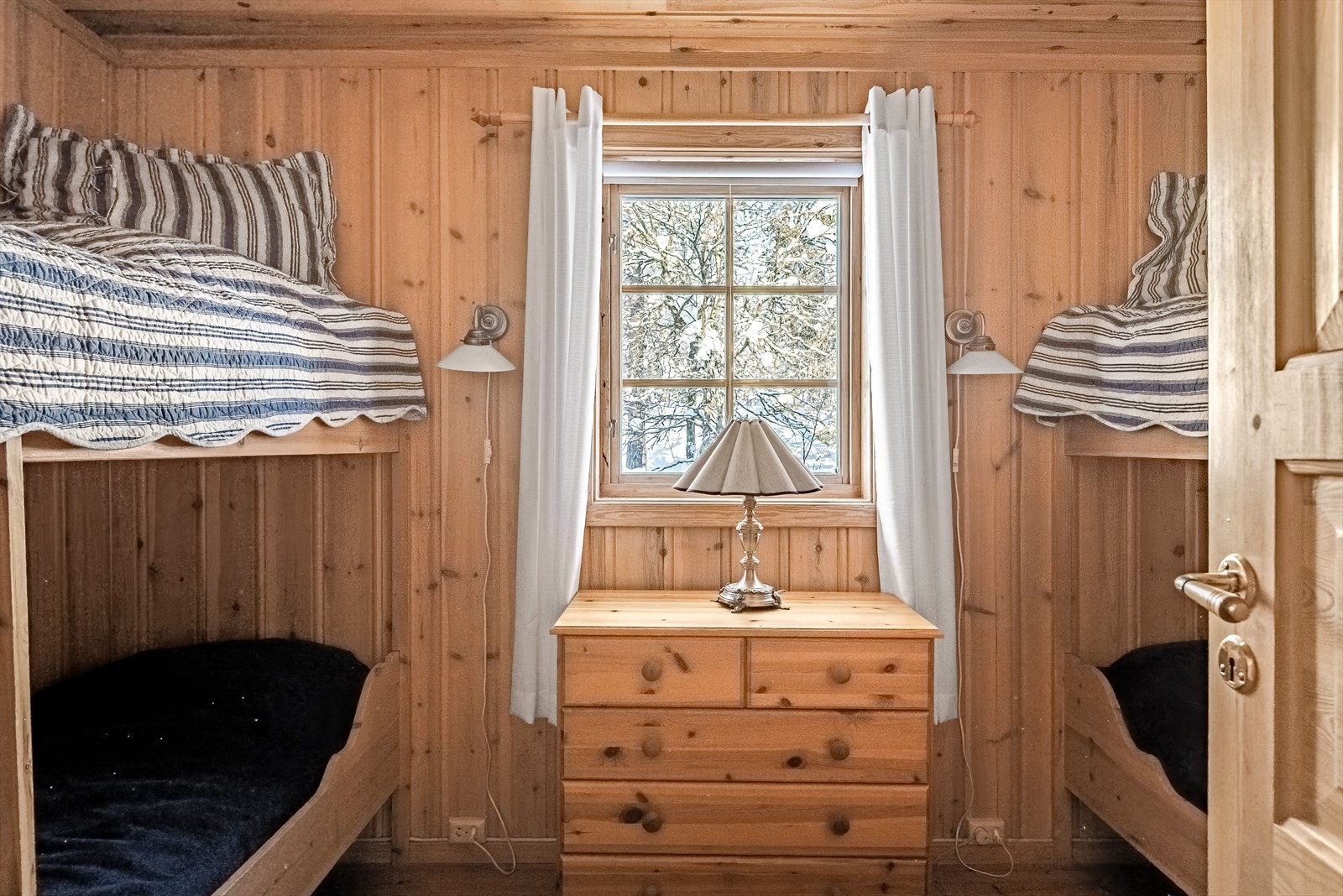 Soverom 2 er innredet med to sengekøyer. Galleribilde