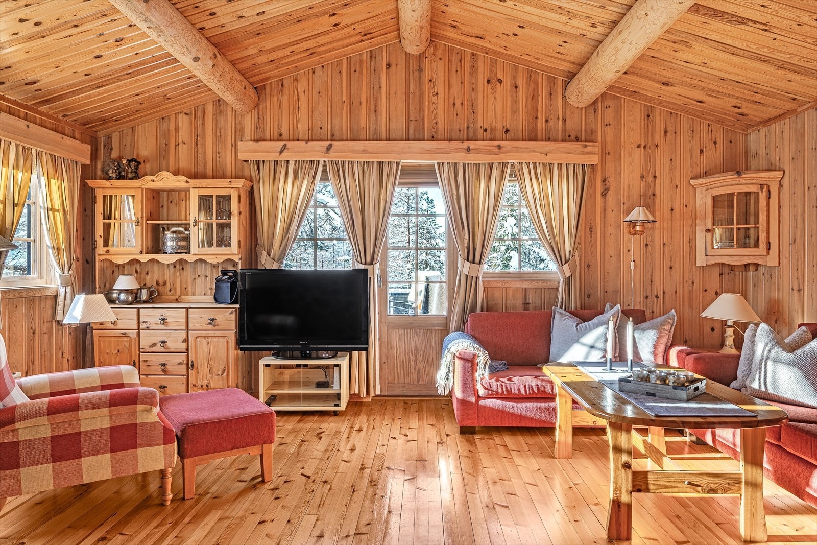 Det er synlige åser i himlingen, og store vinduer som gir mye naturlig lysinnslipp. Galleribilde