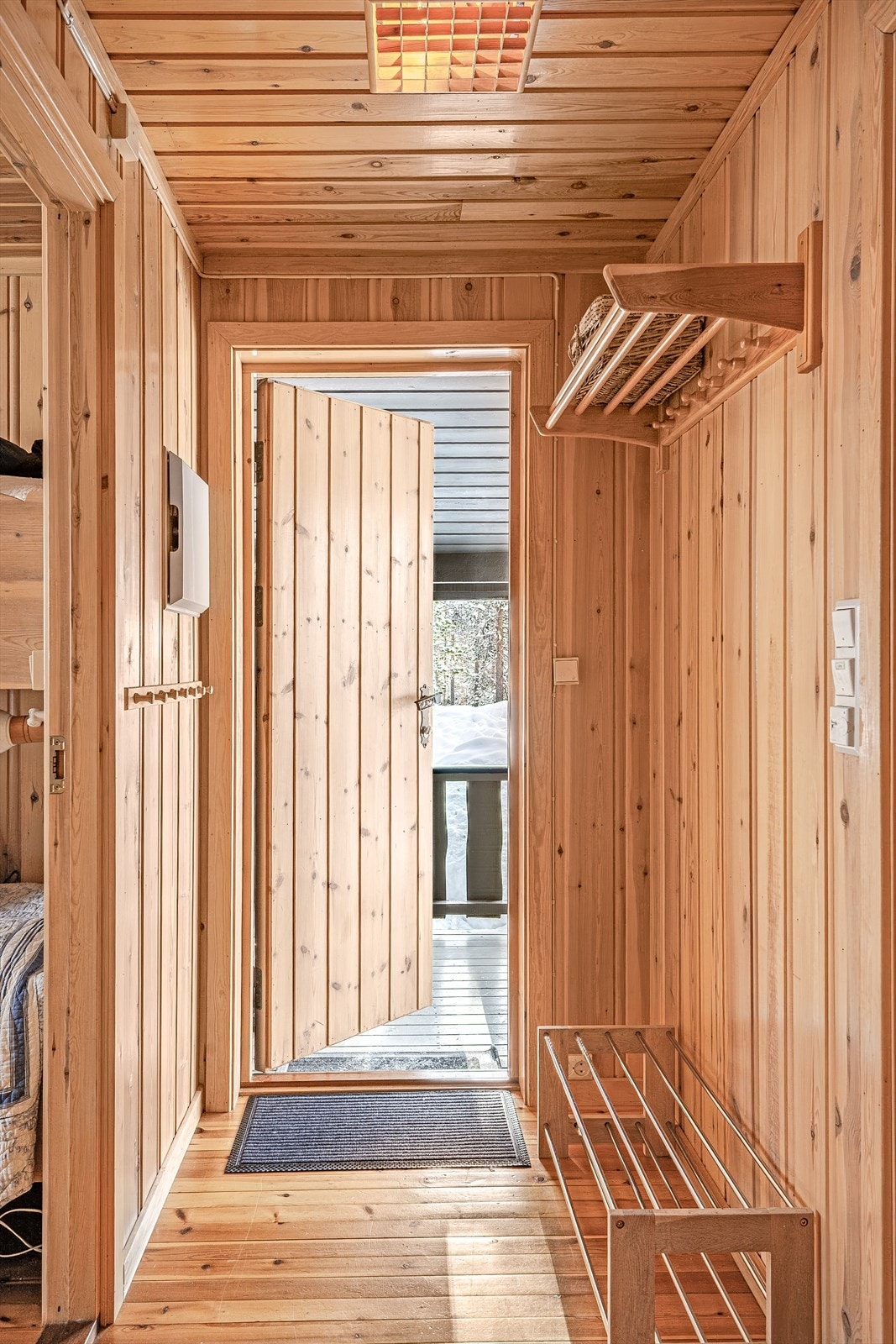 Vel inne i hytta møtes du av en praktisk gang med plass til avhenging av yttertøy og sko. Galleribilde