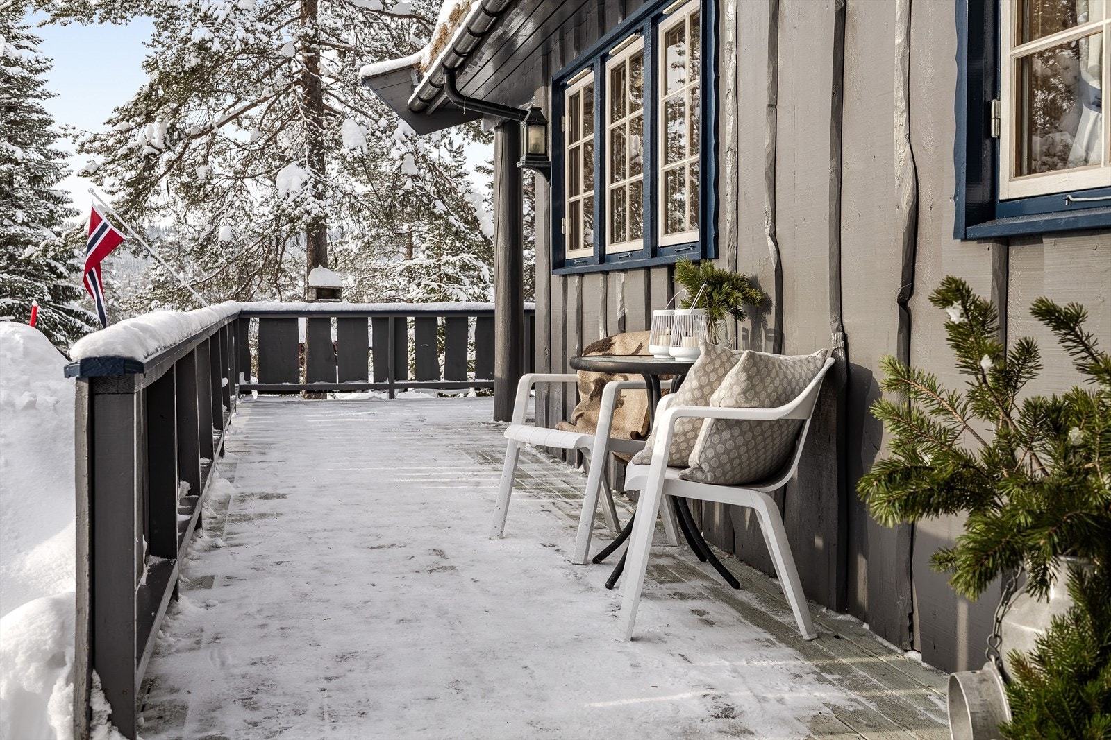 Du ønskes velkommen inn via et dels overbygget inngangsparti med plass til koselig sittegruppe. Galleribilde