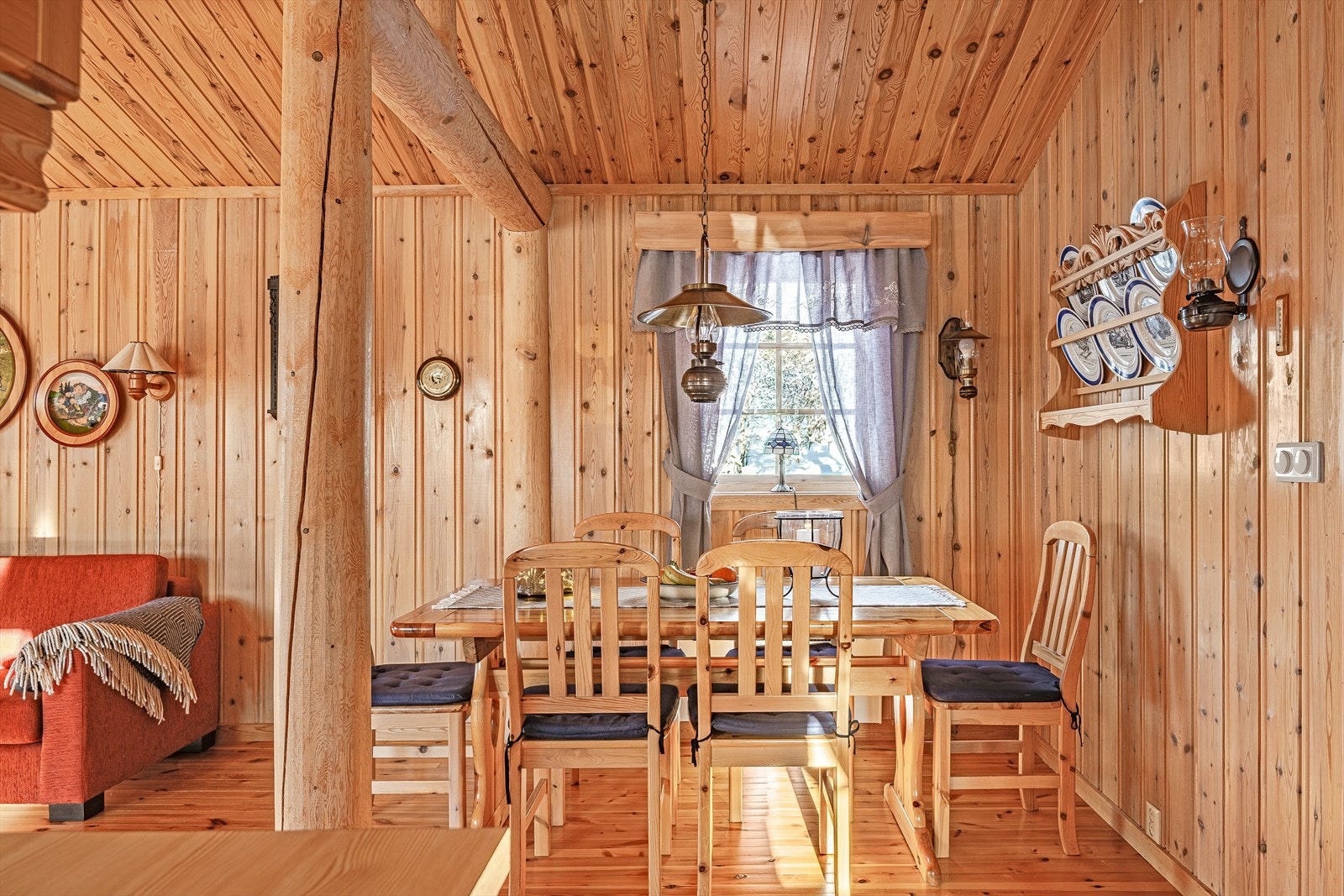 I tilknytning til kjøkkenet er det plass til spisebord, hvor hele familien kan samles til gode måltider. Galleribilde