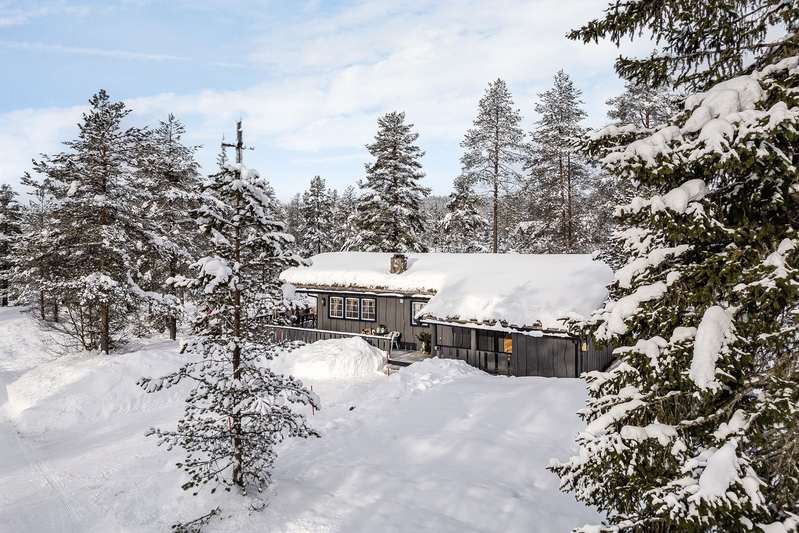 Fra hytta er det ca. 30 minutters kjøretur til Trysilfjellet Alpinanlegg, og det er umiddelbar nærhet til oppkjørte skiløyper. Galleribilde