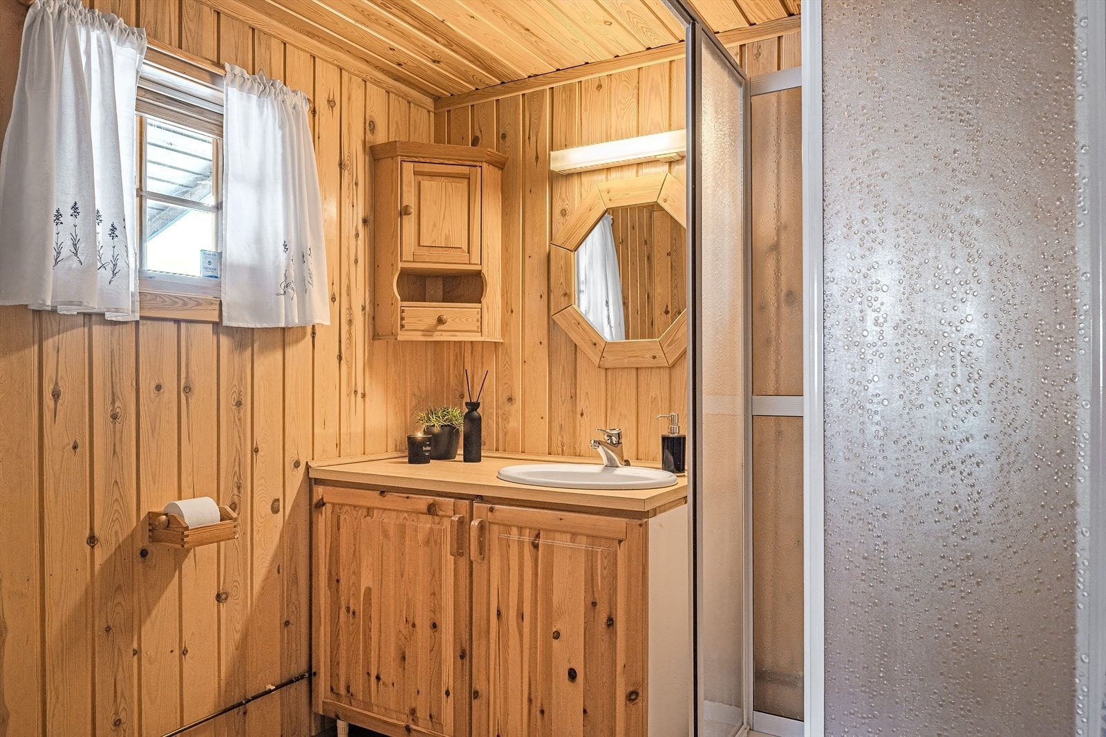 Praktisk baderom med servant på innredning, dusjkabinett og toalett. Ny varmtvannsbereder og nytt toalett i 2023. Galleribilde