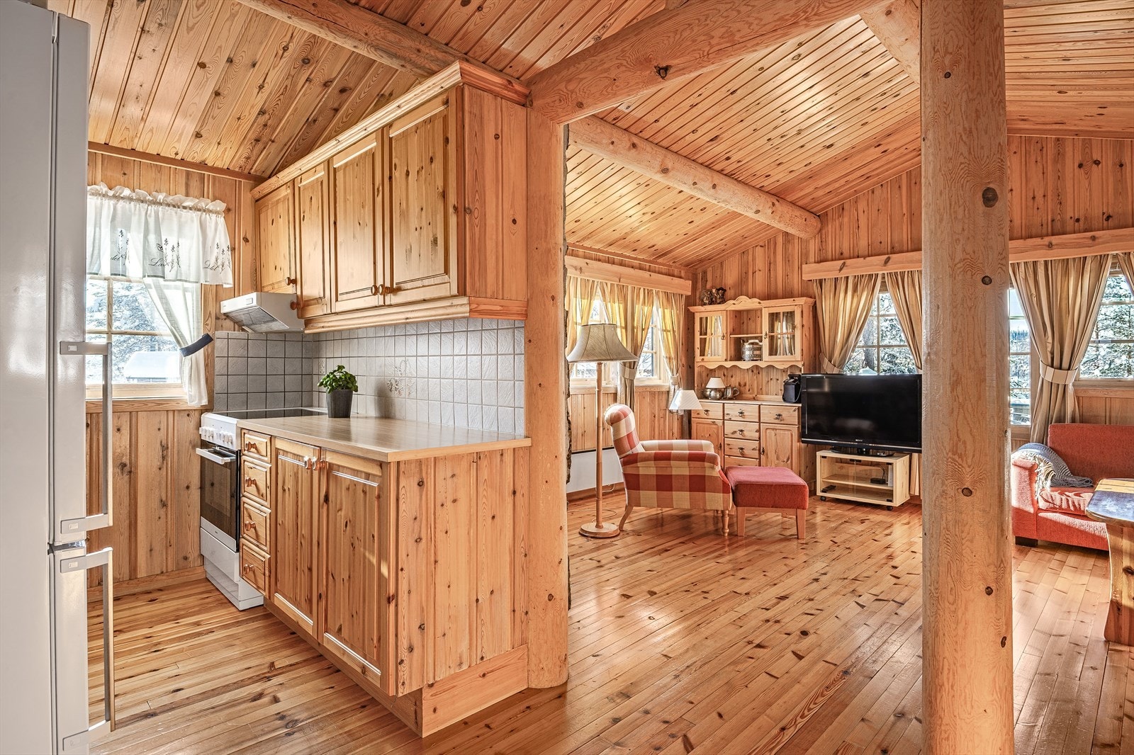 Kjøkkenet ligger dels skjult for stuen og har en enkel men likevel praktisk innredning. Galleribilde