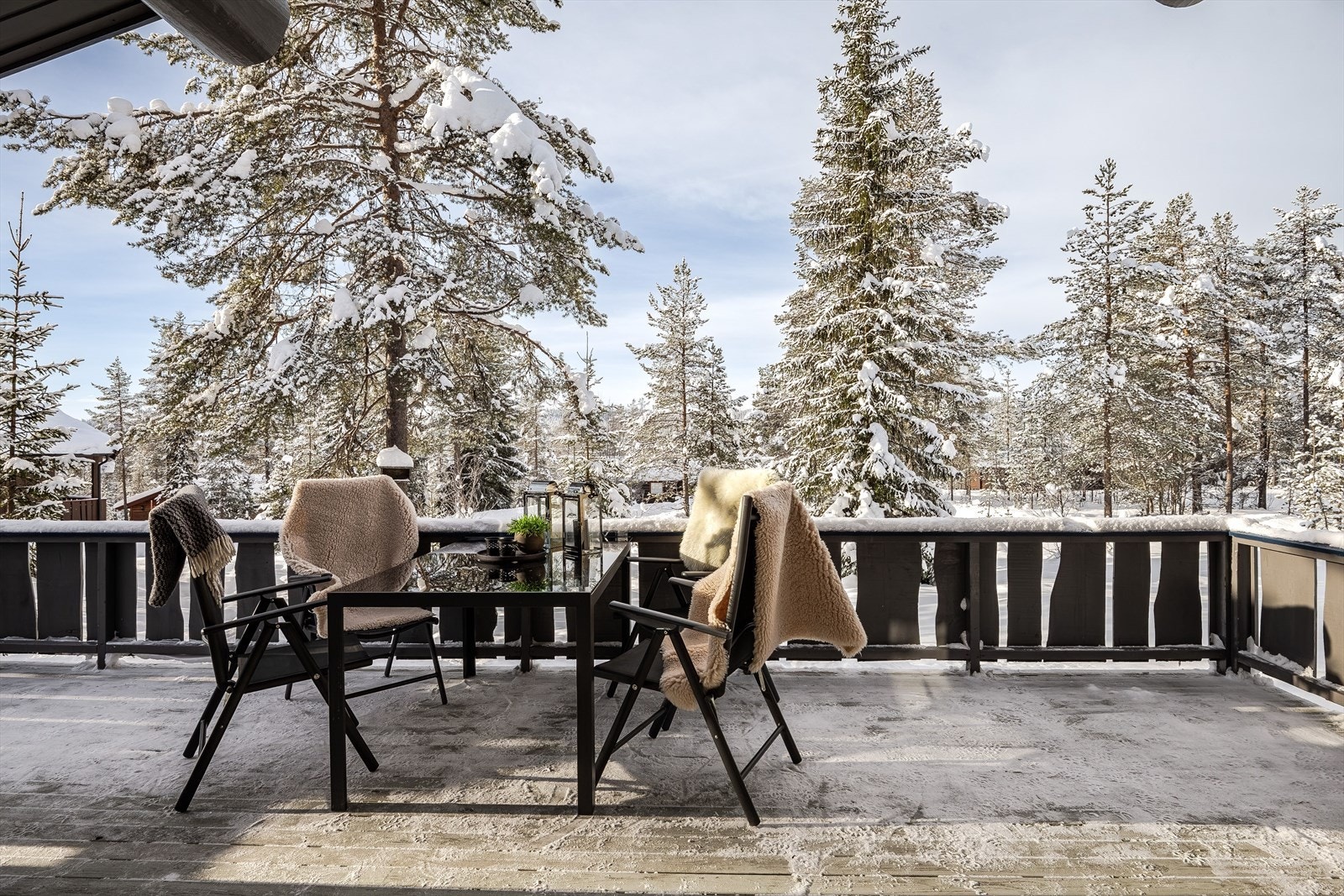 Fra stuen er det utgang til en solrik, dels overbygget terrasse på 45 kvm. Galleribilde