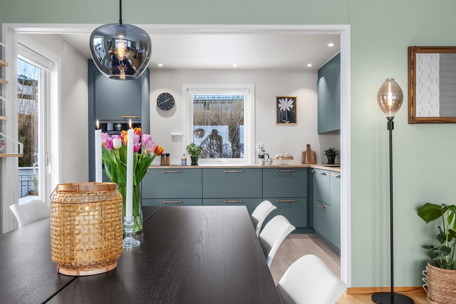 Kjøkkenet har en åpen løsning til stue me god plass til møblering. Fra kjøkken har man enkel adkomst til veranda. Galleribilde