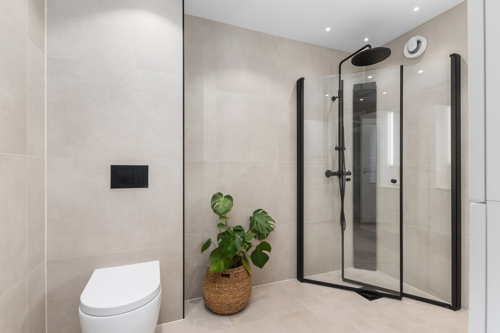 Vegghengt toalett og varmekabler i gulv. Galleribilde