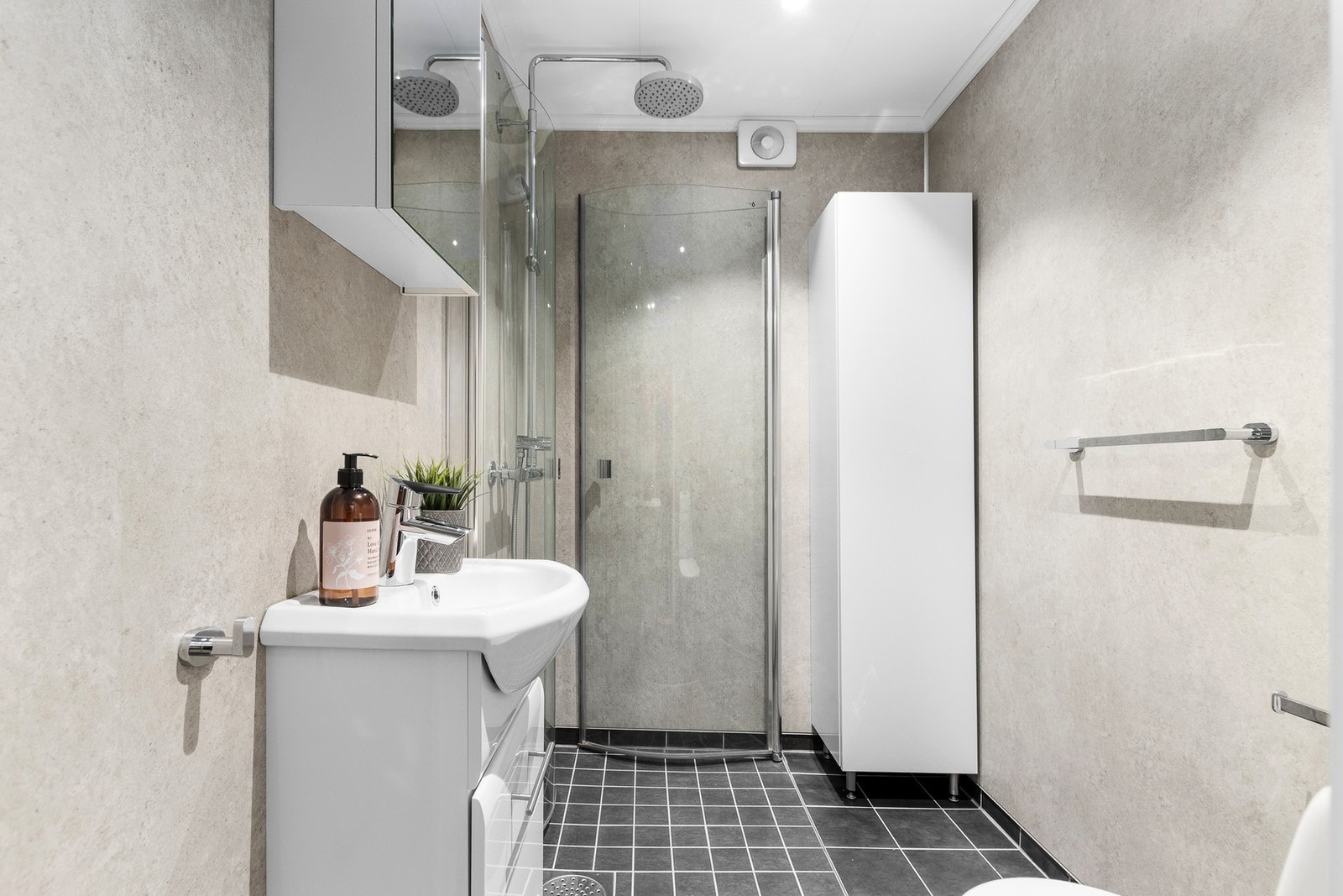 Bad i underetasje. Galleribilde