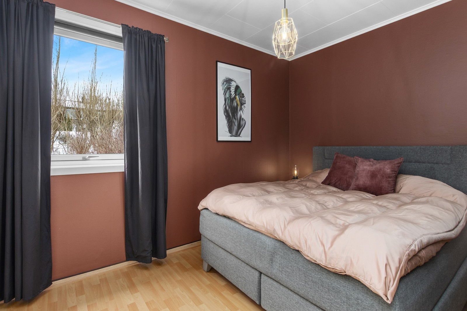 Hovedsoverommet ligger i 1.etasje og har god plass til dobbeltseng. Galleribilde