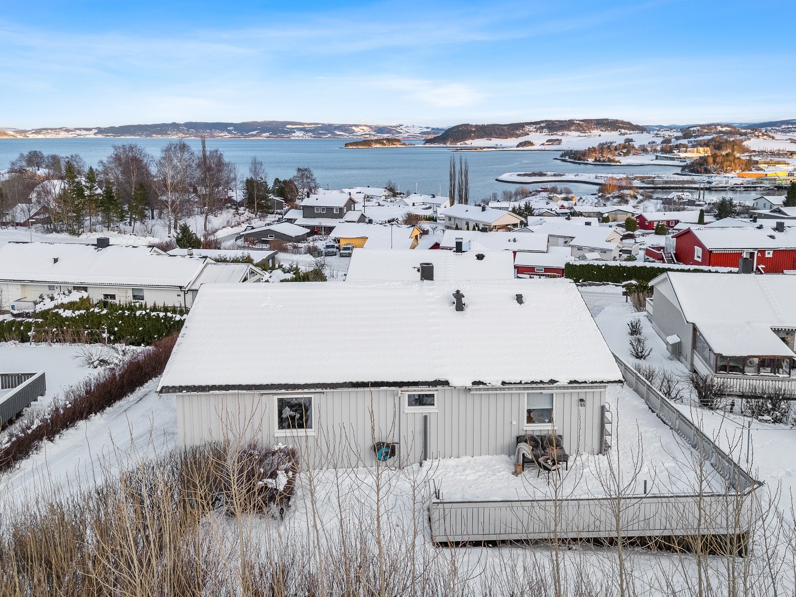 Området ettertraktet da boligen ligger fint til med korte avstander til dagligvare, barnehage og barneskole. Galleribilde