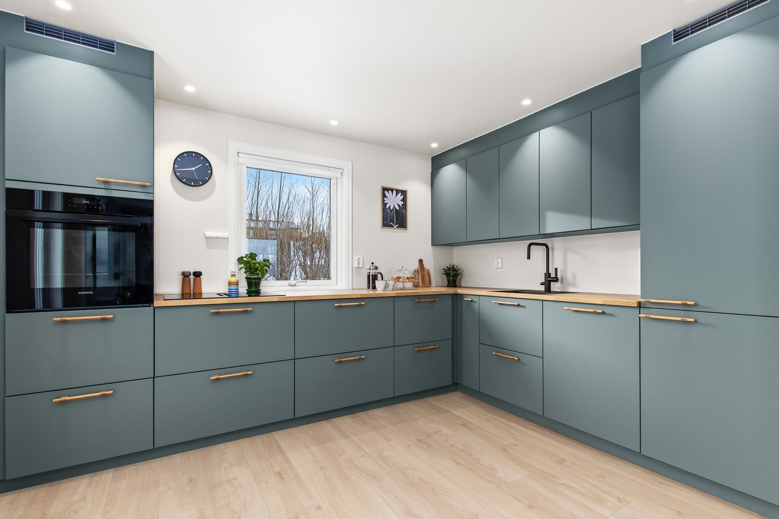 Romslig og praktisk kjøkken som ble oppgradert i 2024. Her har man mye skap og benkeplass, samt integrerte hvitevarer Galleribilde