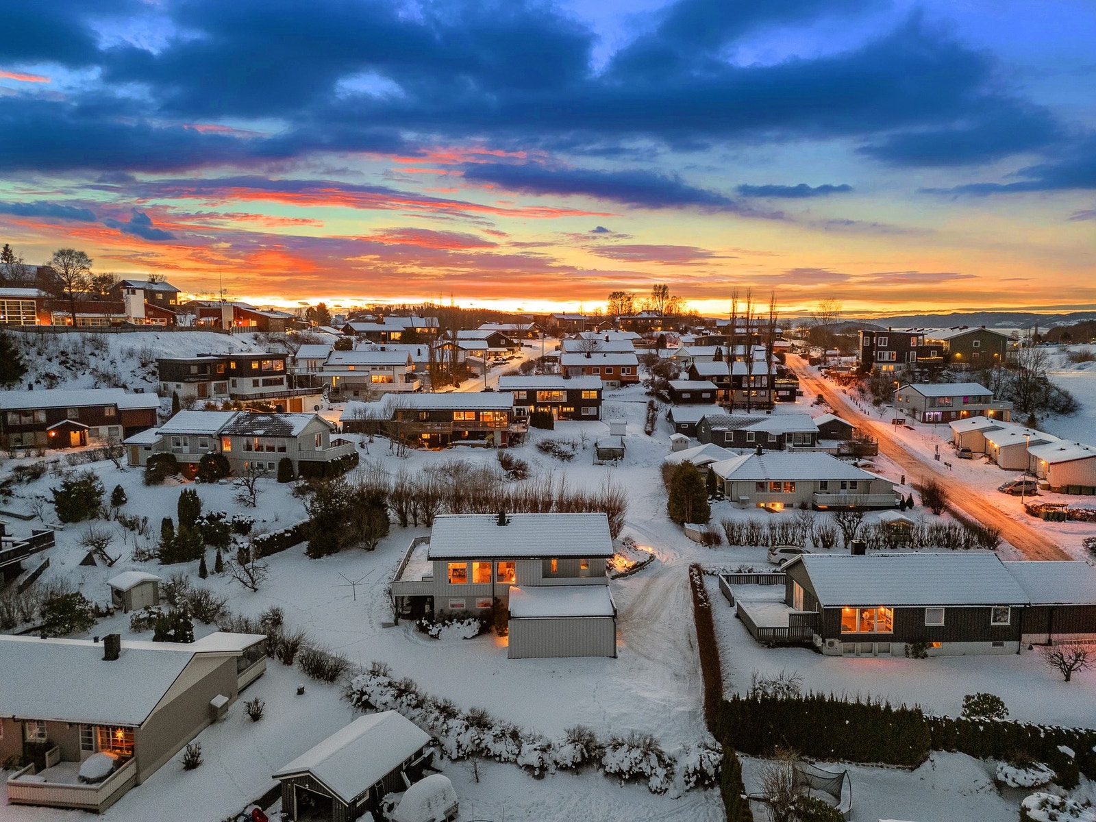 Området ettertraktet da boligen ligger fint til med korte avstander til dagligvare, barnehage og barneskole. Galleribilde