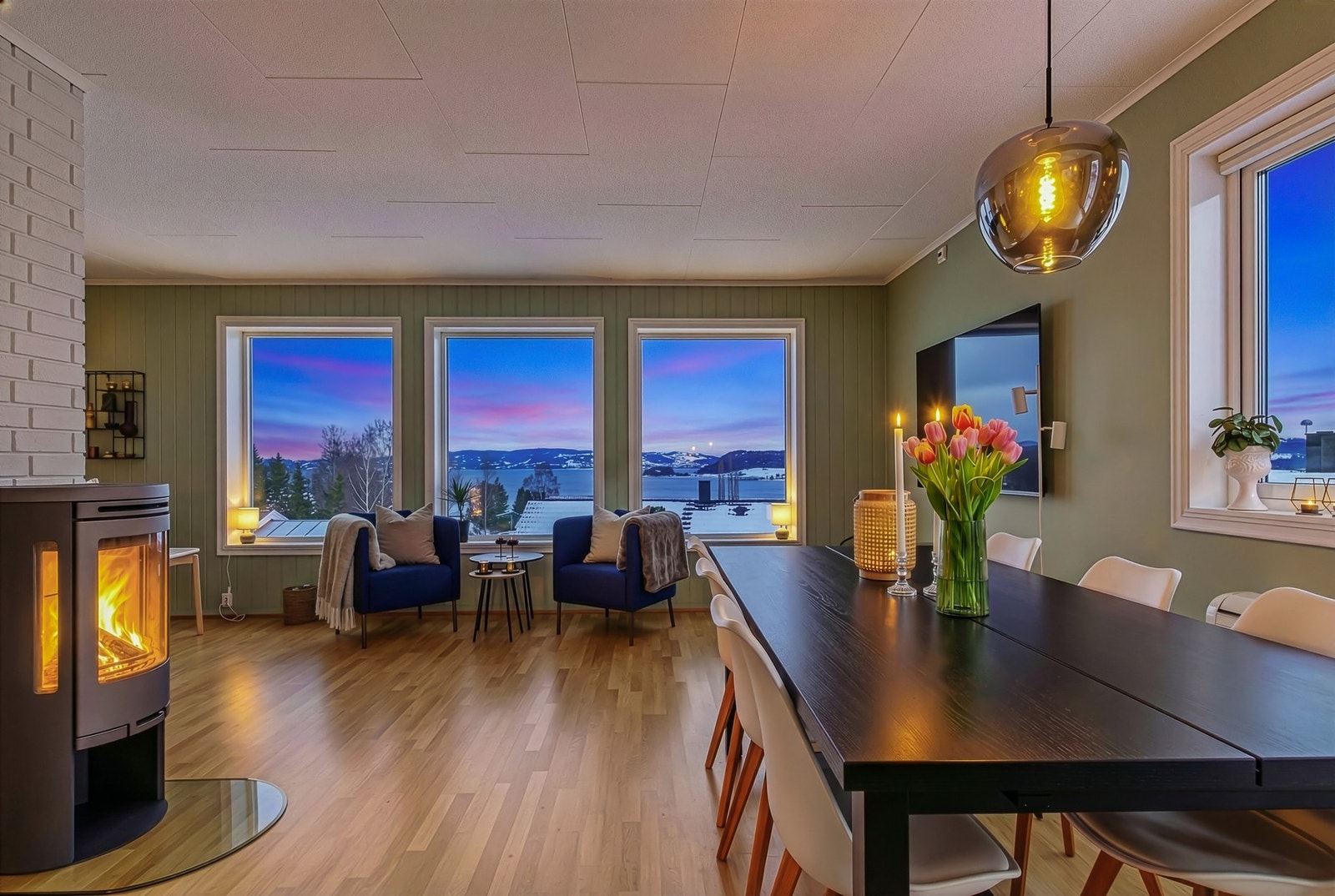 Fra boligen har man fantastisk utsikt mot Røstadlandet og fjorden. Galleribilde