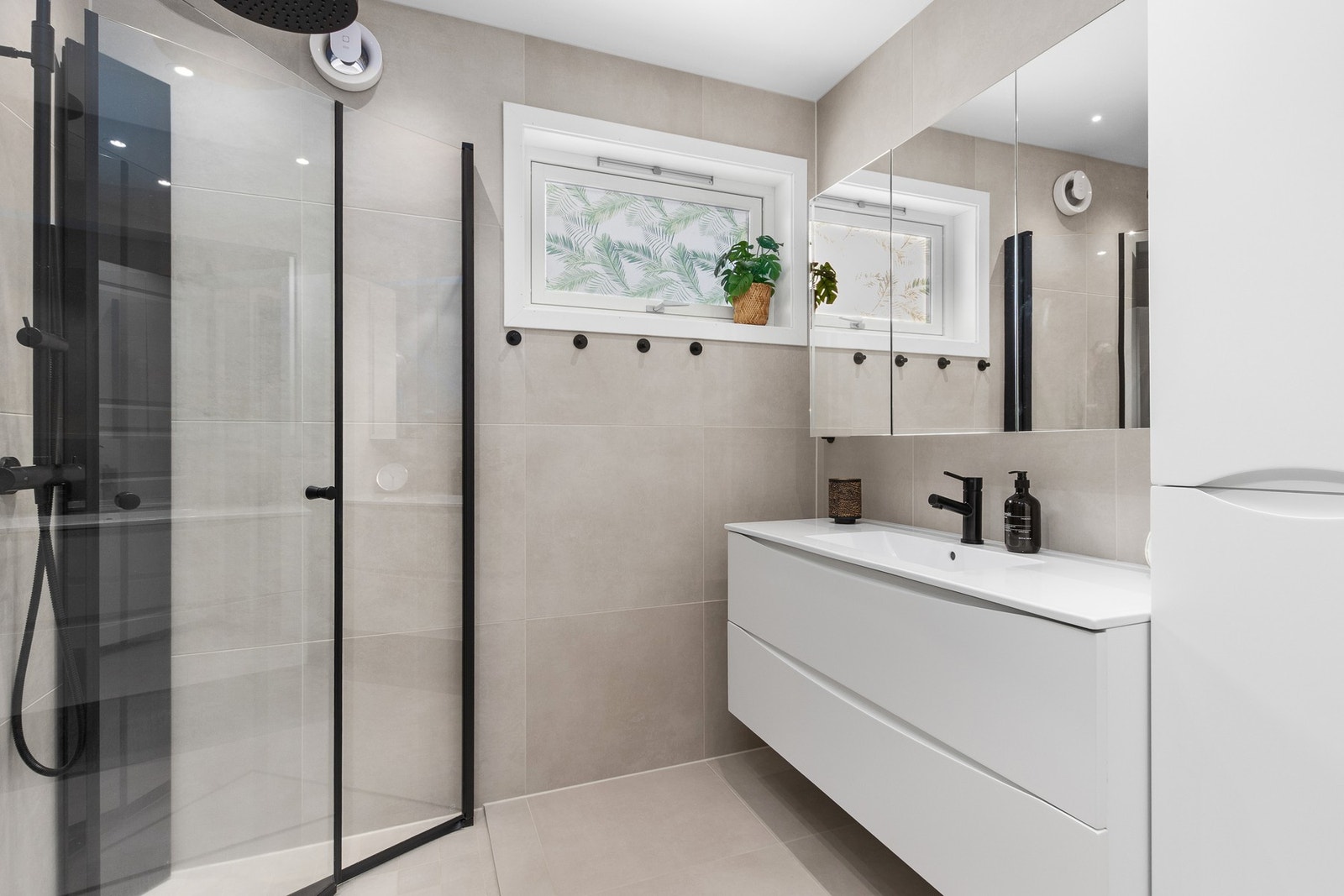 Badet er oppgradert i 2025 og har flis på gulv og dusjhjørne. Romslig baderomsinnredning. Galleribilde