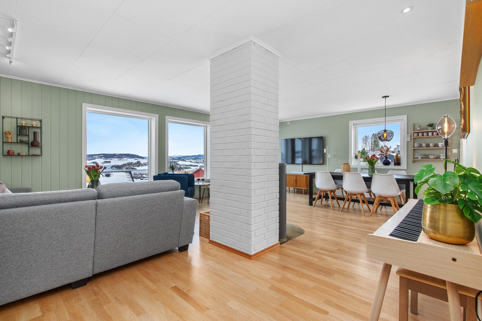 Stuen har store vindusflater som slipper inn godt med naturlig lysinnslipp Galleribilde