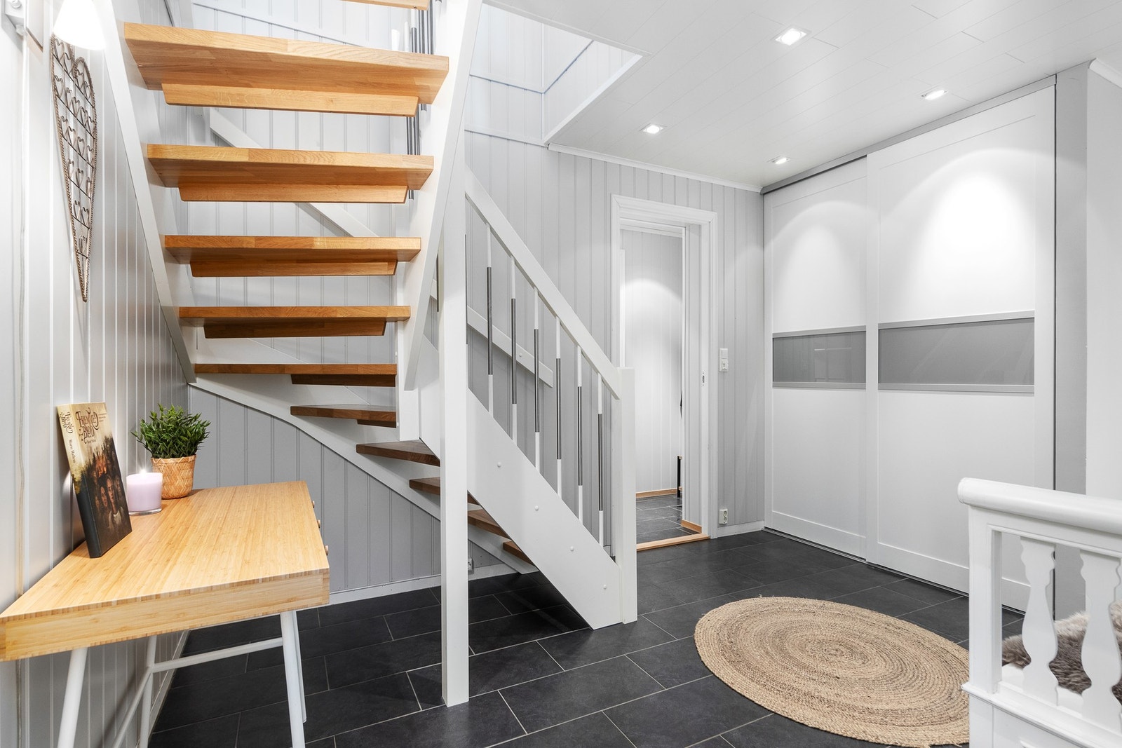 Gangen har en praktisk skyvedørsgarderobe med god plass til lagring. Galleribilde