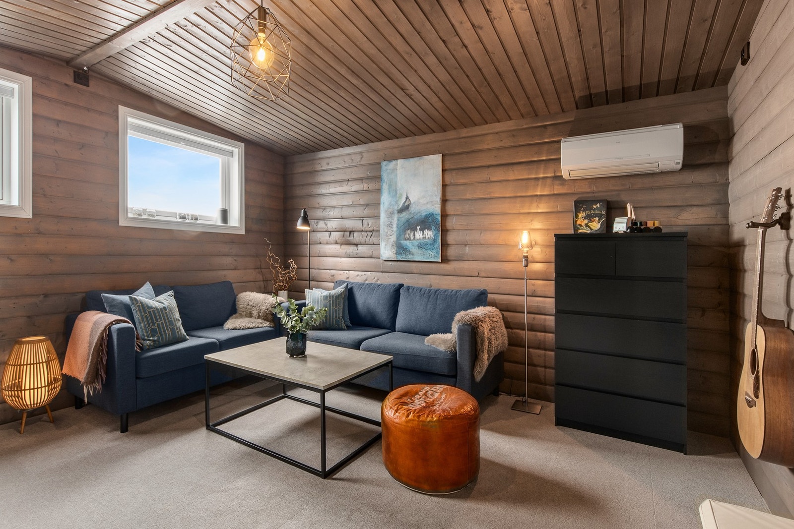 Stue i underetasje har varmepumpe og har god plass til møblering. Galleribilde