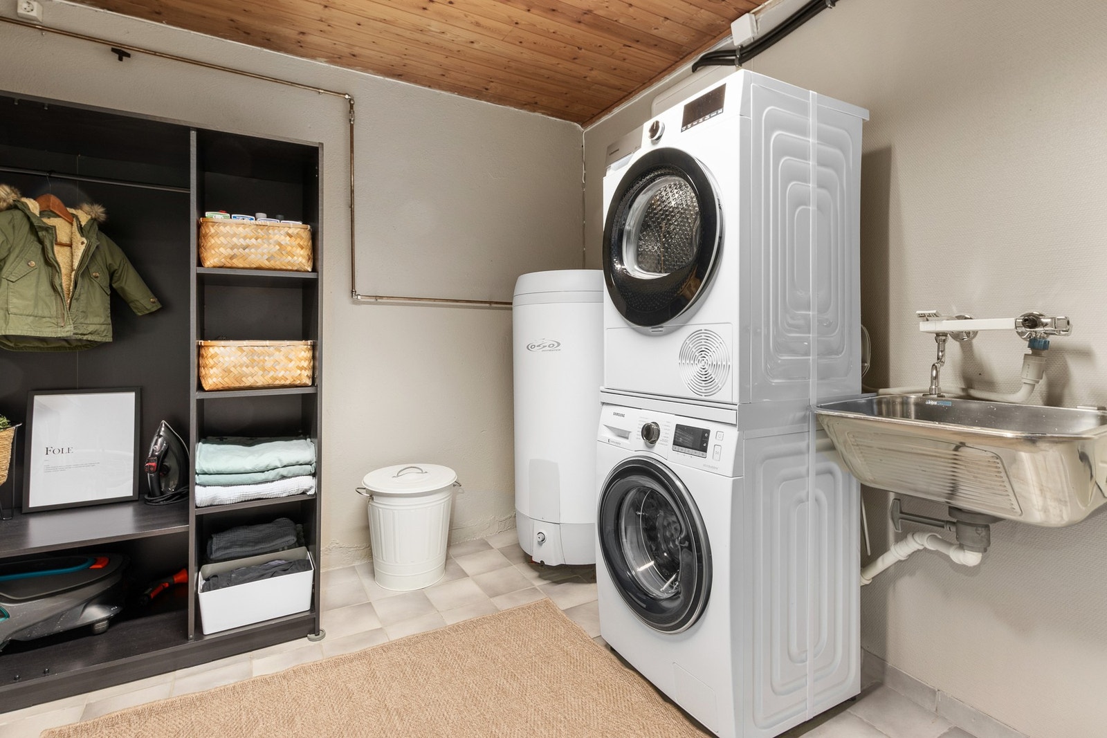 Vaskerom i underetasje har opplegg for vaskemaskin og praktisk utslagsvask. Galleribilde
