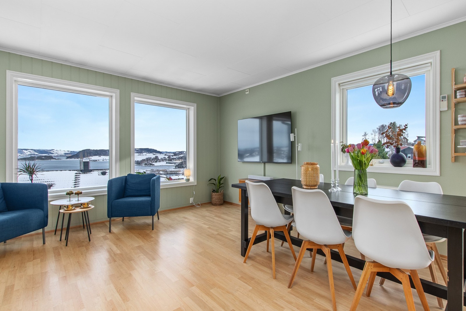 Stuen har god plass til spisegruppe og sofagruppe. Galleribilde