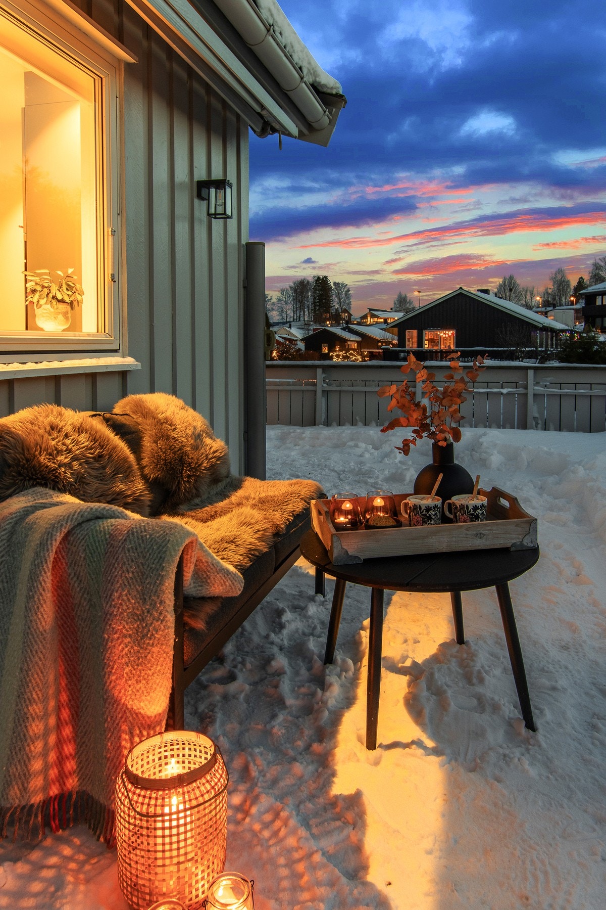 Hyggelig uteplass med god plass til grill og møblering. Galleribilde