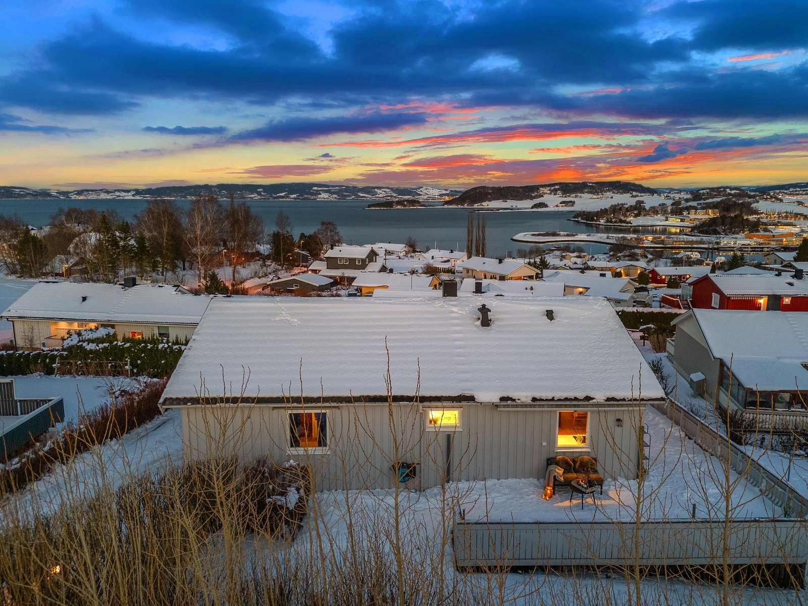 Boligen har en romslig veranda med god plass til hagemøbler. Galleribilde
