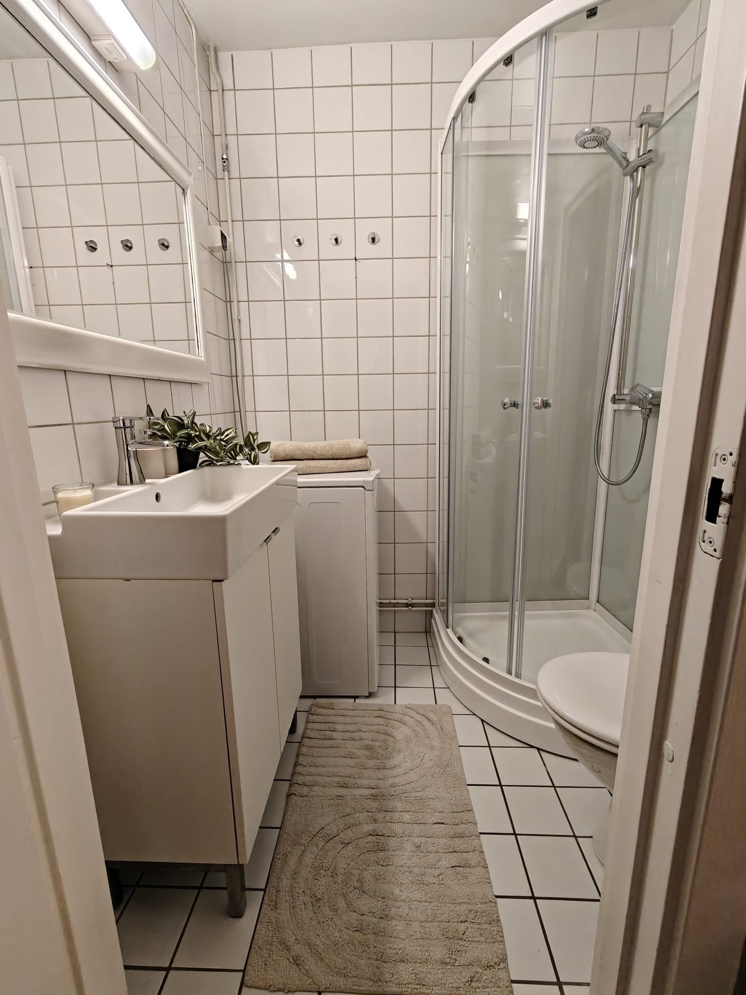 Nyere dusjkabinett og toalett,samt helt ny vaskemaskin. Galleribilde