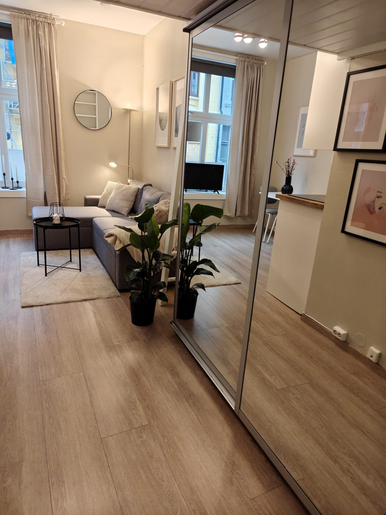 God plass i garderobeskap med speil. Inkluderer kleshengere, paraply,skojern, nytt sengetøy. Trådskuffer og plass til hengede klær. Galleribilde