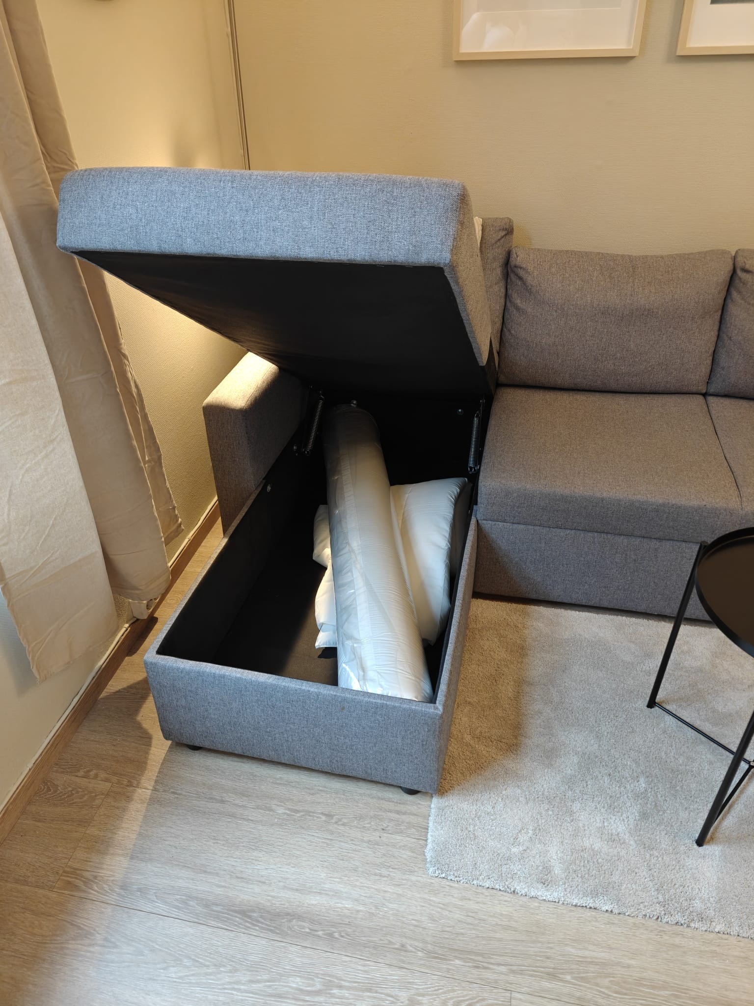 Sovesofa med oppbevaringsrom. Utslått som seng blir den 140 x 200 Galleribilde