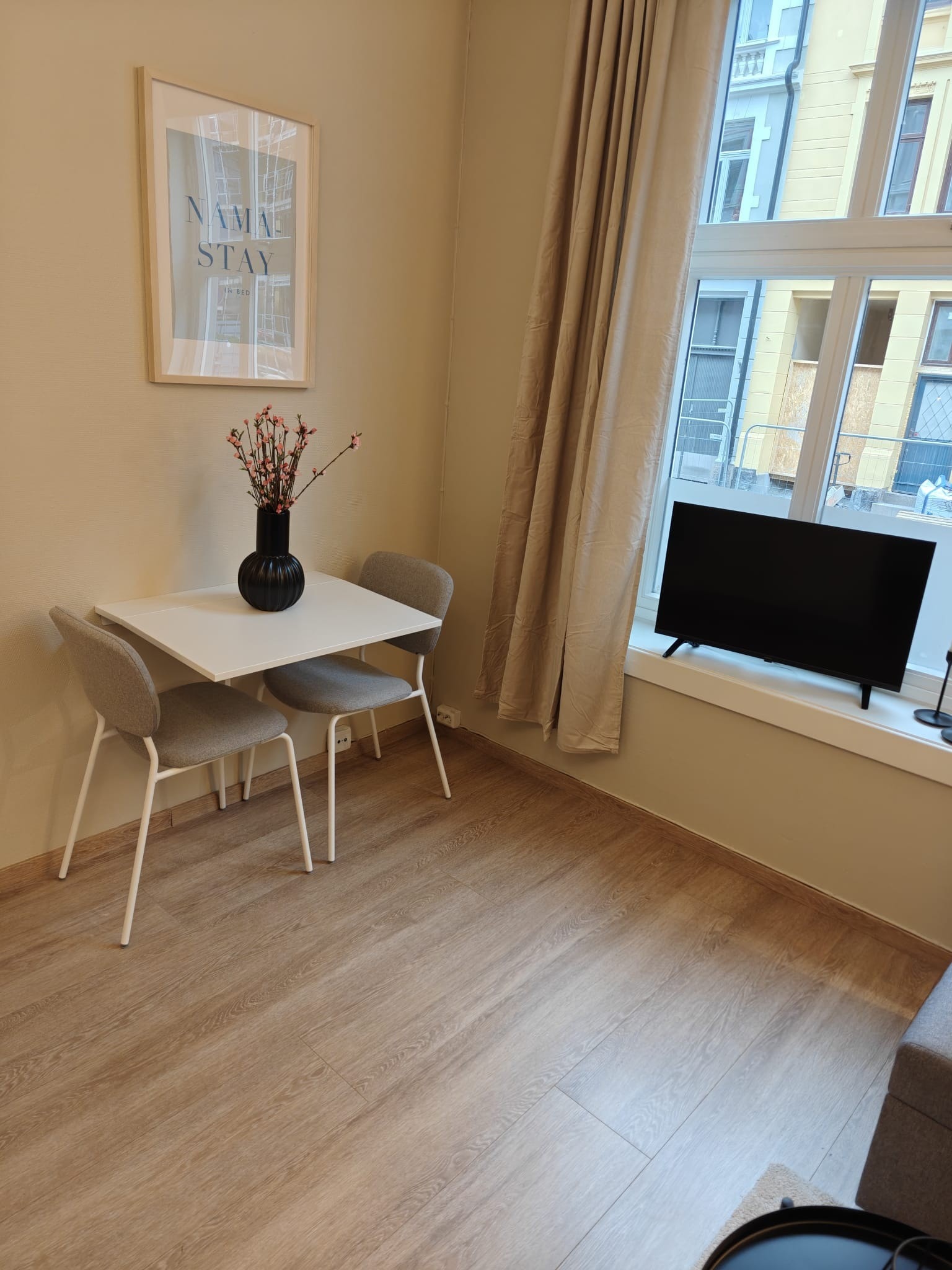 Koselig spiseplass, bordet kan klappes ned for bedre romutnyttelse Galleribilde