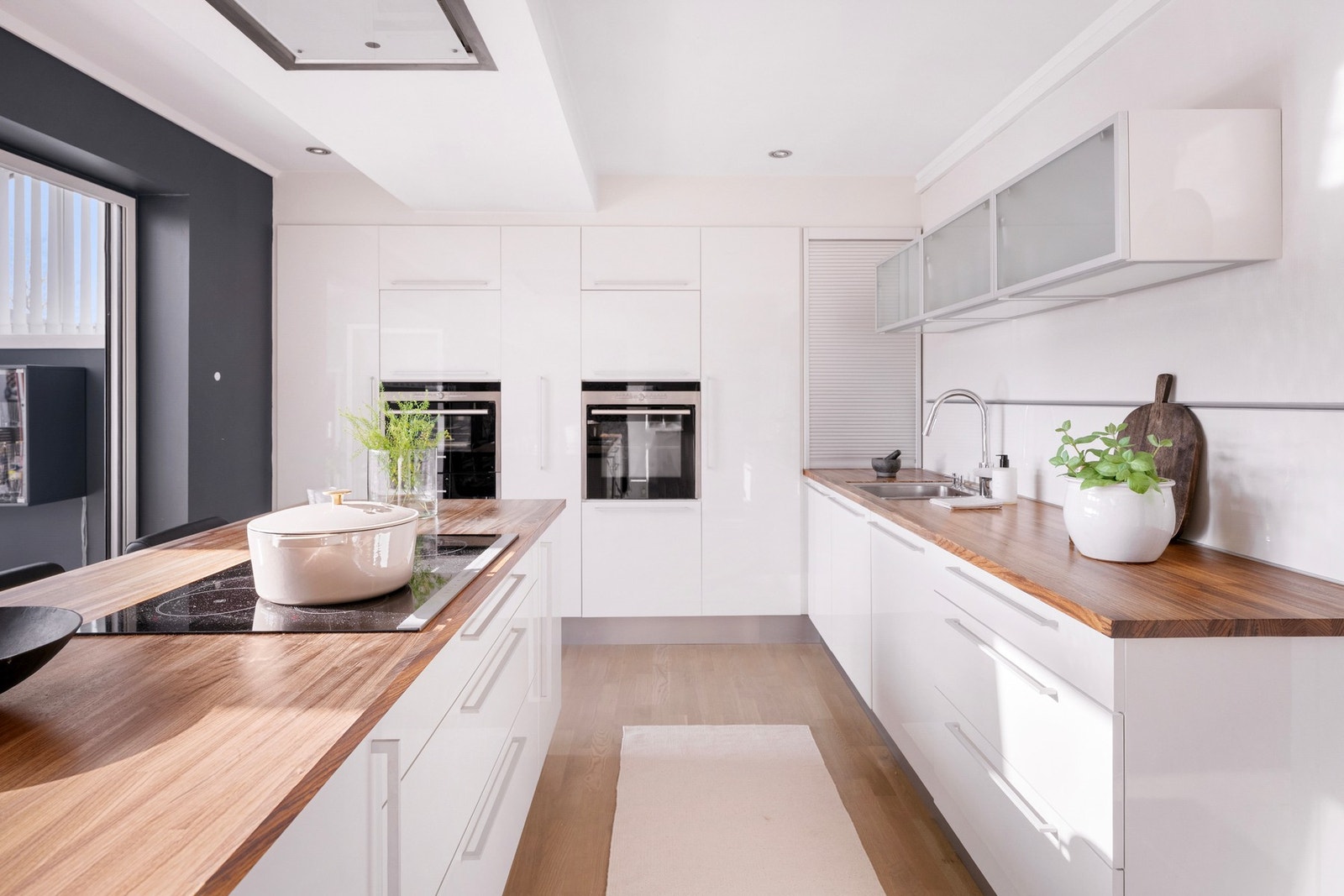 Kjøkkenet har blant annet to stekeovner, hvorav én med dampfunksjon, Galleribilde