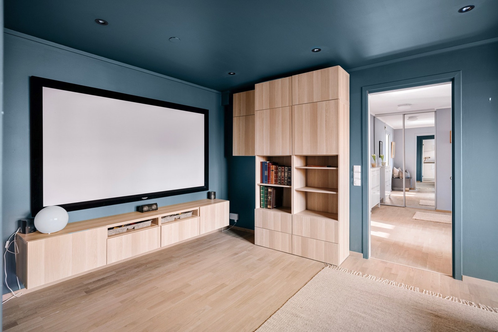 Boligen har en egen TV-stue i første etasje som gir et ekstra oppholdsrom og gode muligheter for en fleksibel bruk av boligen. Galleribilde