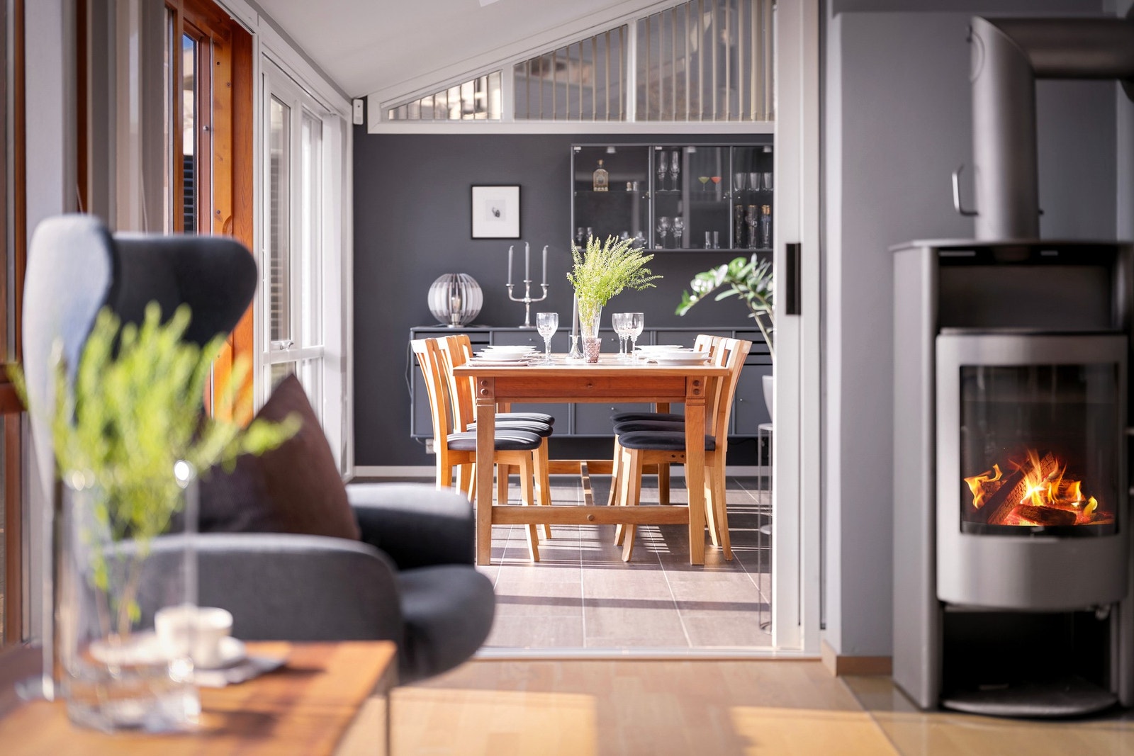 Fra stuen er det videre adkomst til vinterhagen/spisestuen, som gir en naturlig forlengelse av oppholdsrommet. Galleribilde