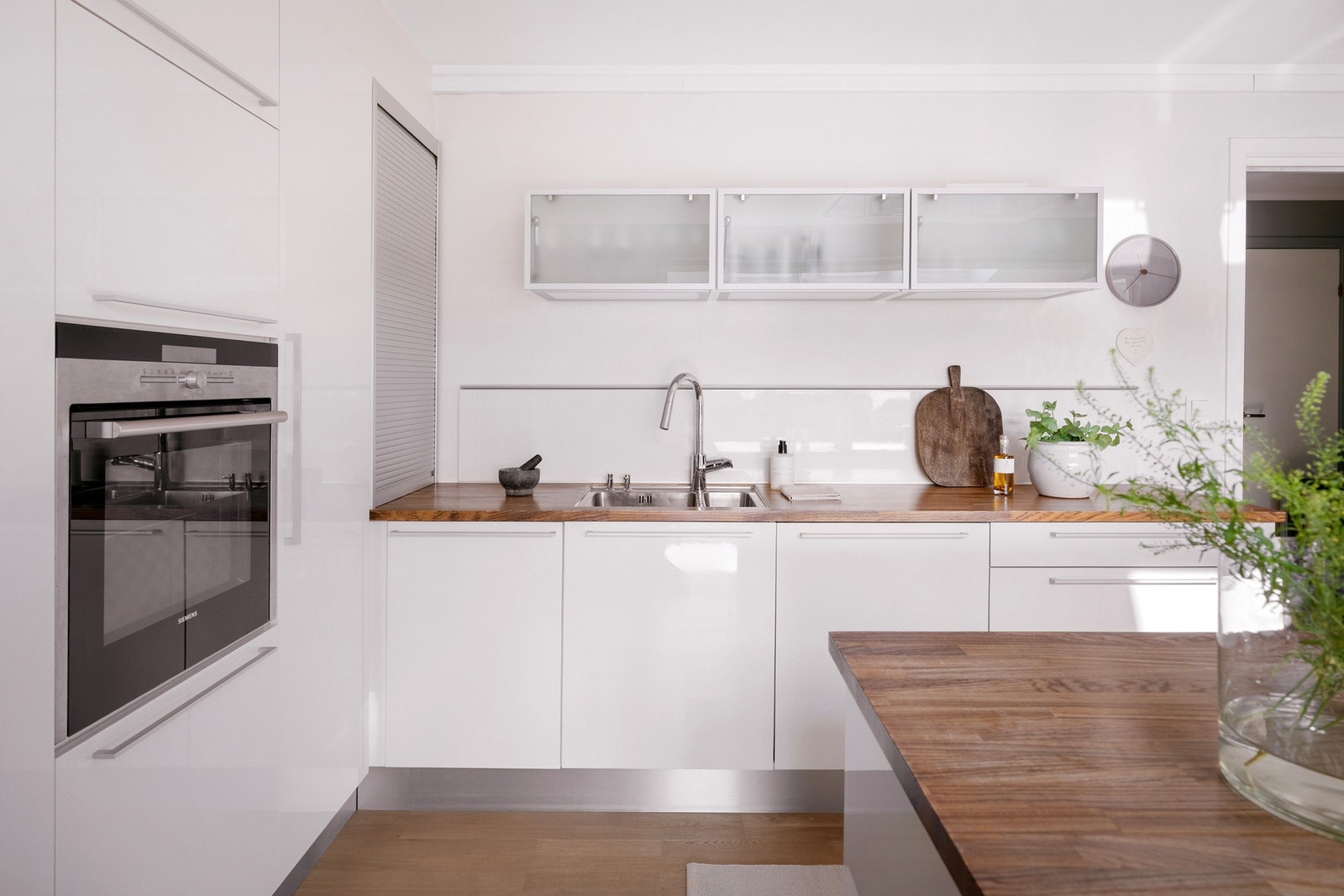 Innredningen er fra HTH og fremstår godt utstyrt med gode oppbevaringsløsninger. Galleribilde