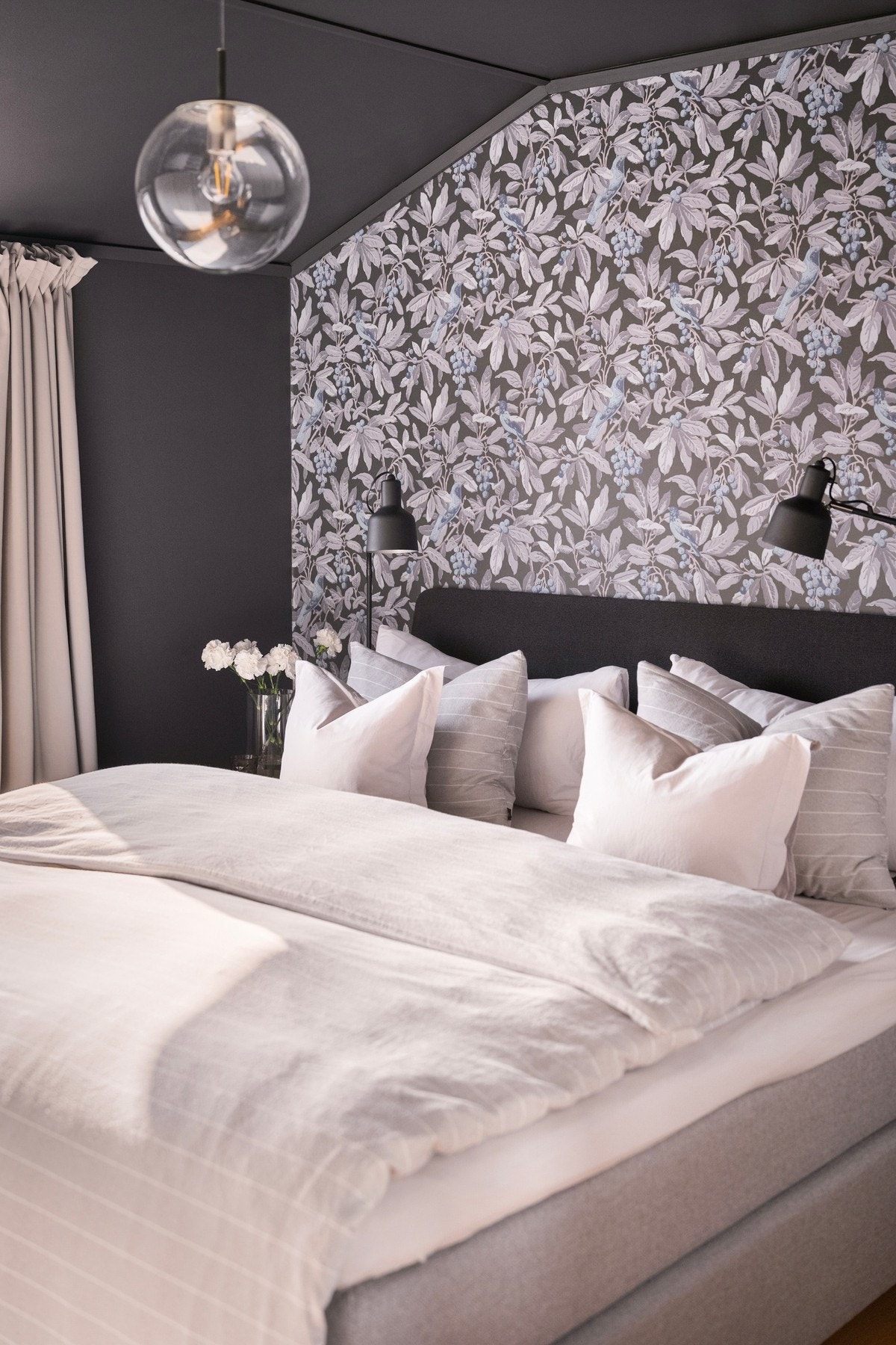 Hovedsoverommet har god plass til dobbeltseng med tilhørende nattbord, og rommet har også plass til garderobeløsning. Galleribilde