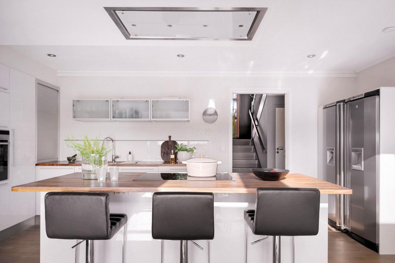 Kjøkkenet har en praktisk og funksjonell utforming med god skap- og benkeplass. Galleribilde