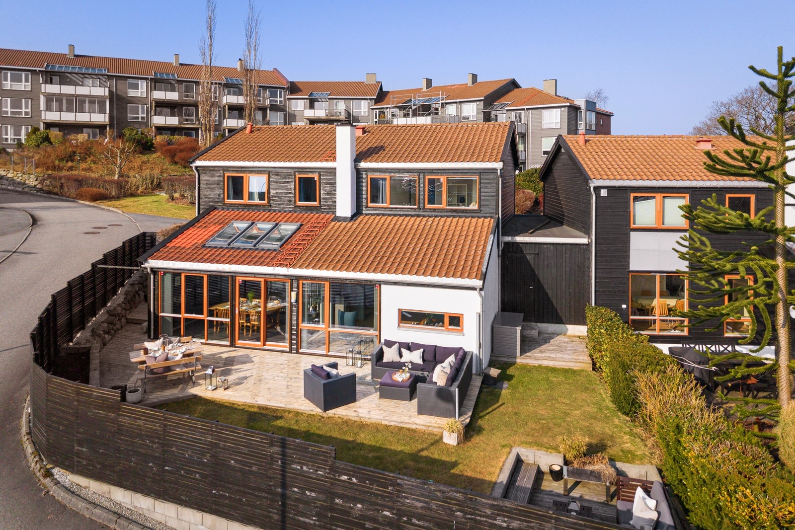 Plenen gir gode lekemuligheter for barn, og hagen oppleves privat og skjermet. Eiendommen er inngjerdet, noe som bidrar til en trygg og praktisk løsning for både barn og kjæledyr. Galleribilde