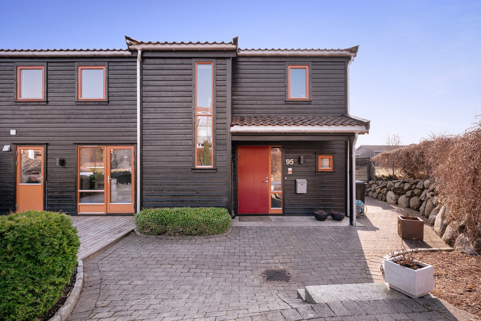 Området er trivelig og etablert med et rolig og trygt bomiljø. I nærområdet finnes flere lekeplasser, en liten akebakke og en fotballøkke, som gjør det enkelt for barn å være aktive utendørs. Galleribilde