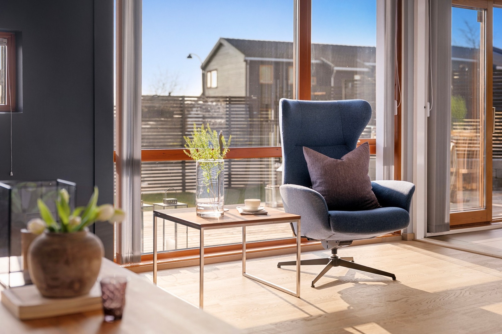 Store vindusflater slipper inn rikelig med naturlig dagslys og bidrar til en lys og behagelig atmosfære i rommet. Galleribilde