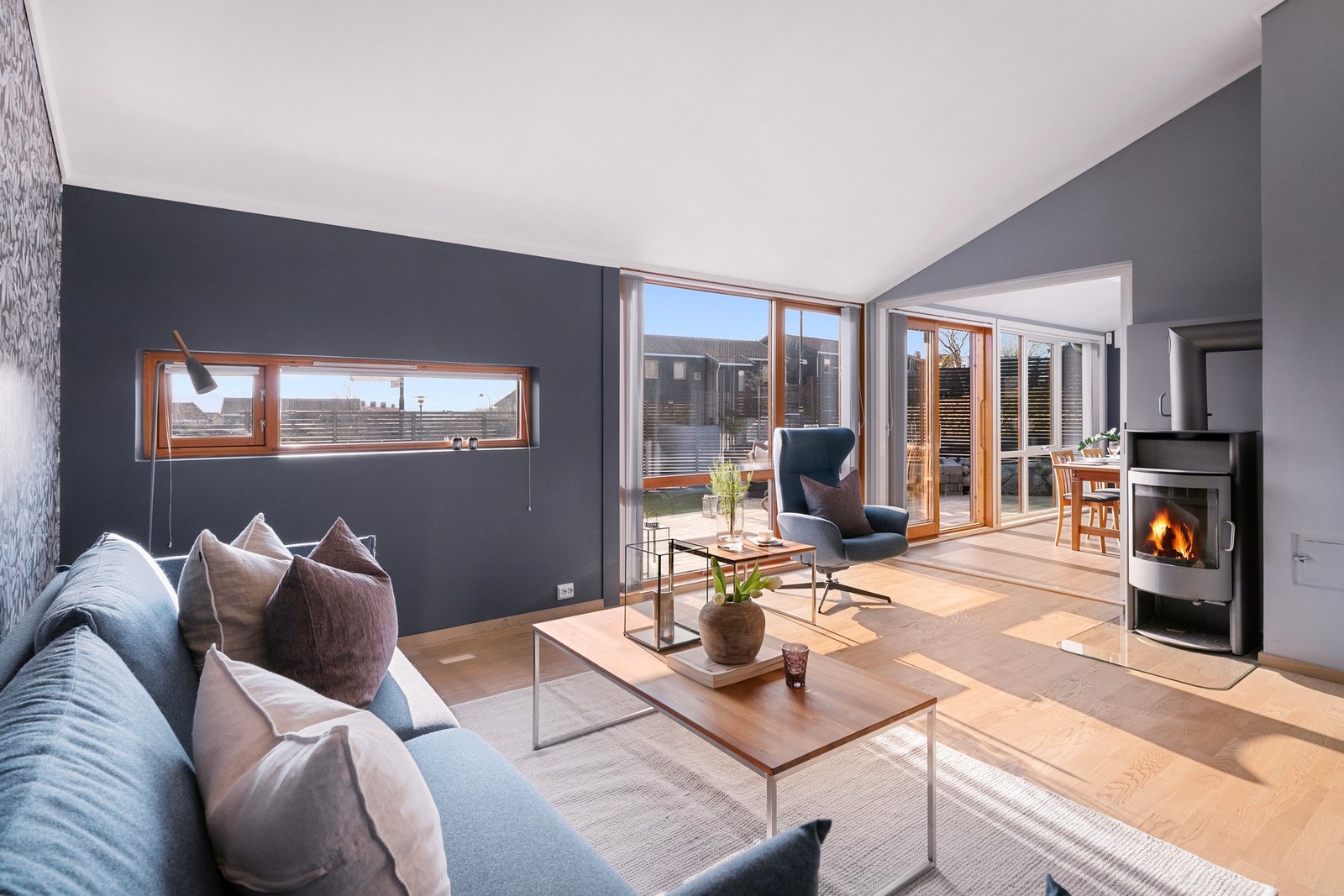 Stuen er lys og innbydende med gode møbleringsmuligheter for både sofagruppe og tilhørende møblement. Galleribilde