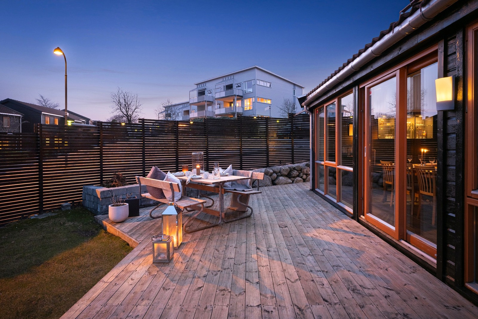 Terrassen ligger skjermet til og gir fine rammer for lange sommerdager sammen med familie og venner. Galleribilde