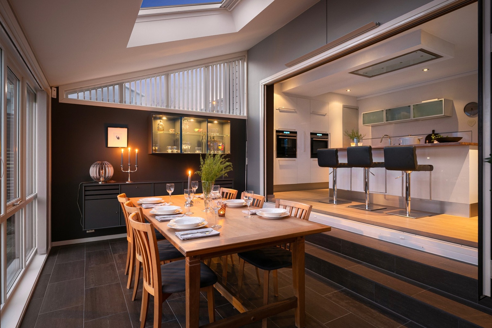 Rommet fremstår lyst og luftig, og gir en helt egen atmosfære hvor man kan nyte utsyn mot hagen og uteområdet. Galleribilde