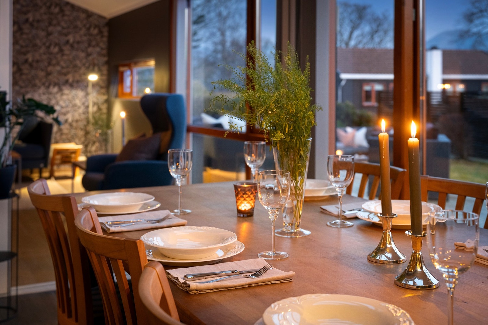 Her er det god plass til et stort spisebord og rommet fungerer som et naturlig samlingspunkt for både hverdagsmåltider og hyggelige sammenkomster. Galleribilde