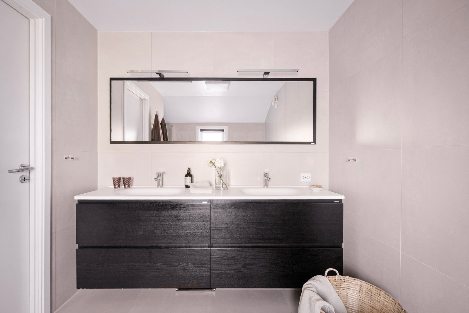 Badet har også praktiske håndkletørkere med integrert varme. Galleribilde