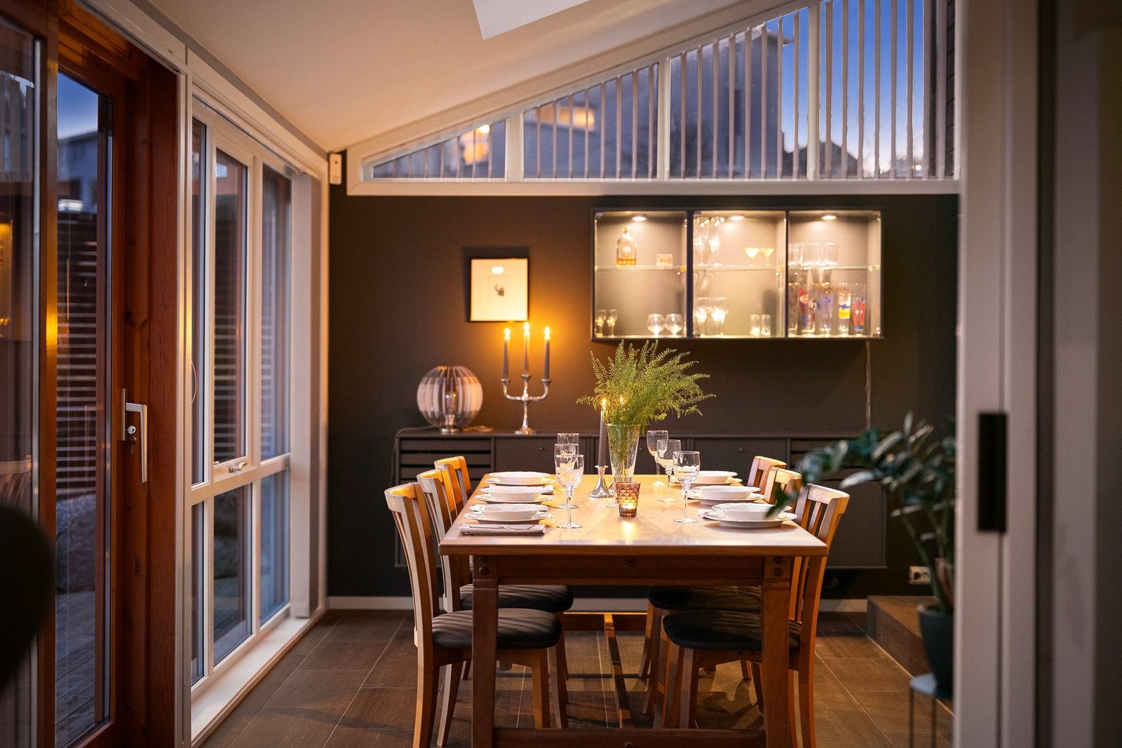 Spisestuen er etablert i en flott vinterhage med store vindusflater og takvinduer som slipper inn rikelig med dagslys. Galleribilde