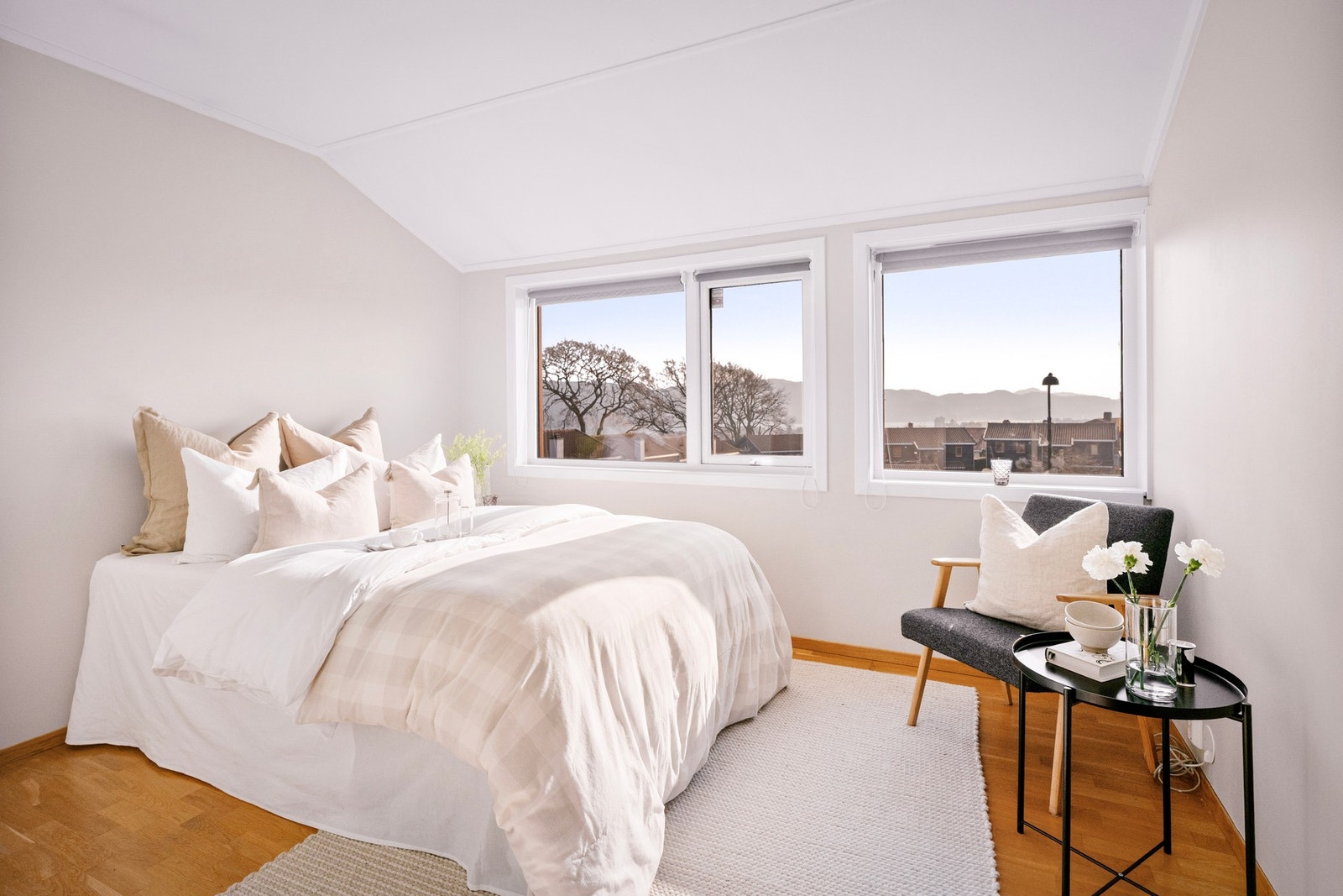 Rommene fremstår lyse og trivelige med gode møbleringsmuligheter for seng, garderobeløsninger og øvrig innredning. Galleribilde